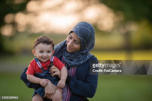 穆斯林 母親 和 兒子 戶外 庫存 照片 - arab women fat 個照片及圖片檔