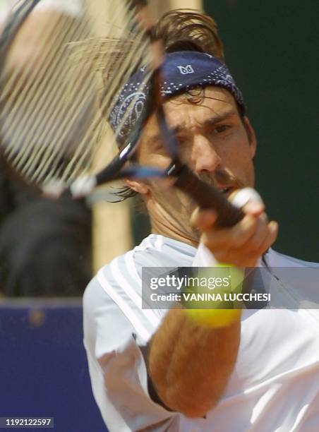 L'Espagnol Albert Portas effectue un coup droit face à la troisième tête de série de la compétition, l'Américain Andy Roddick, le 14 avril 2003 lors...