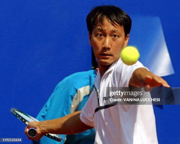 L'Américain Michael Chang retourne la balle en coup droit à son adversaire suisse Roger Federer, le 16 avril 2001 à Monaco, lors des Tennis Masters...
