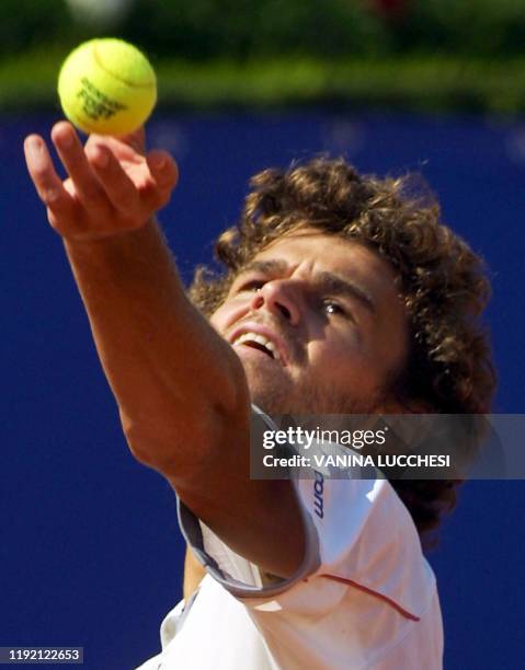 Le Brésilien Gustavo Kuerten sert pour le match, le 22 avril 2001 à Monaco, lors de la finale du tournoi de tennis de Monte-Carlo, troisième des neuf...