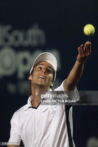 Tennis player Gaston Gaudio is seen in action in Vina del Mar, Chile 14 February 2003. El tenista argentino Gaston Gaudio sirve su juego durante el...