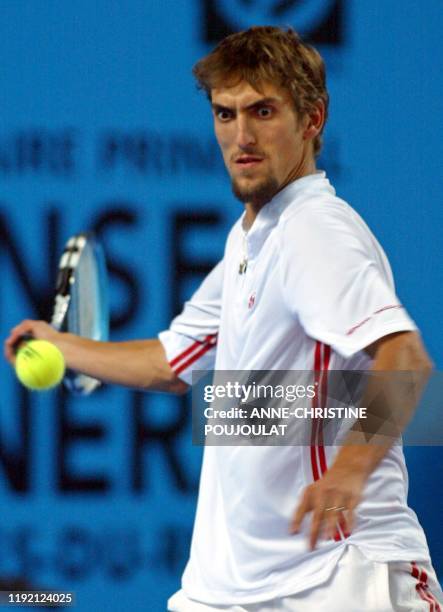 Le joueur de tennis français Nicolas Escudé effectue un coup droit face au Croate Mario Ancic, le 13 février 2003 au Palais des Sports, lors des...