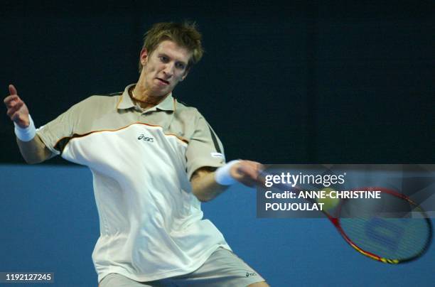 Le joueur de tennis finlandais Jarkko Nieminen effectue un coup droit, le 12 février 2003 au Palais des Sports de Marseille, lors du match l'opposant...