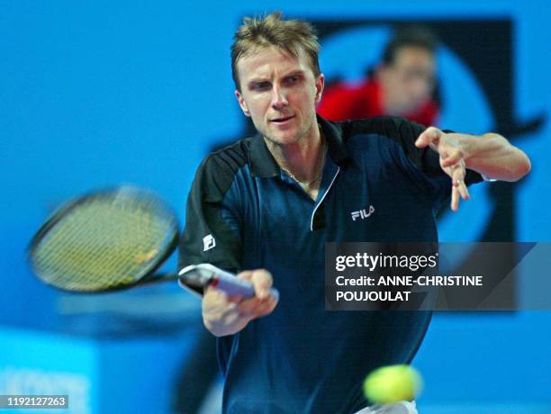 Le joueur de tennis slovaque Karol Kucera effectue un coup droit, le 13 février 2003 au Palais des Sports de Marseille, lors du match l'opposant au...