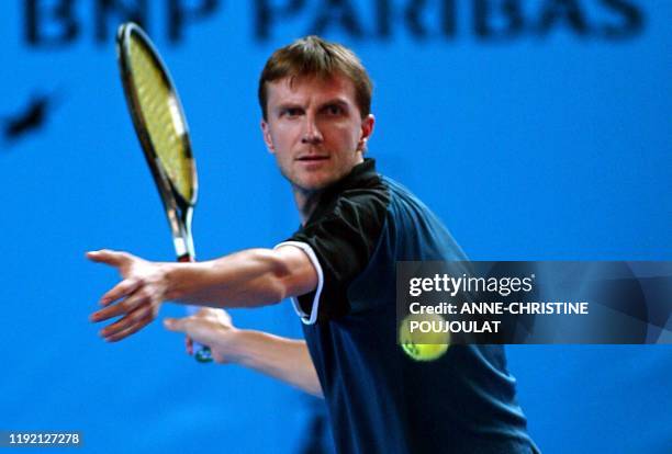 Le joueur de tennis slovaque Karol Kucera s'apprête à effectuer un coup droit, le 13 février 2003 au Palais des Sports de Marseille, lors du match...