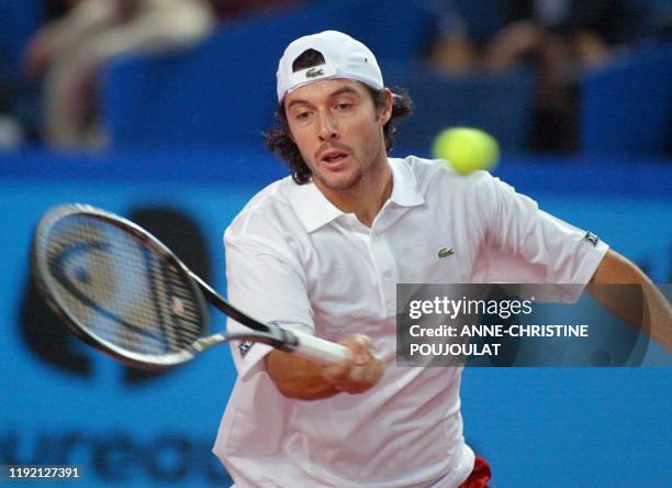 Le joueur de tennis Sébastien Grosjean effectue un coup droit, le 12 février 2003 au Palais des Sports de Marseille, lors du match l'opposant à...