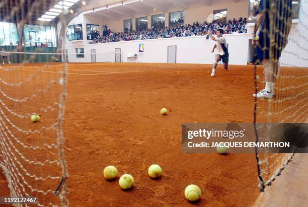 Fabrice Santoro renvoie la balle, le 22 novembre 2002 sur un court du tennis-club de Royan, lors d'un entraînement de l'équipe de France de tennis...