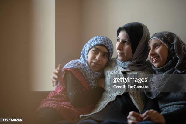 moslim moeder en dochters stockfoto - refugees stockfoto's en -beelden
