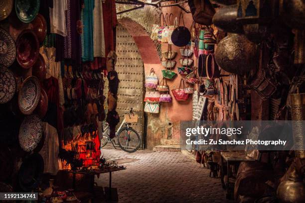 marrakesh souk - souq photos et images de collection