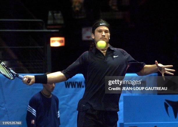 L'Espagnol Carlos Moya effectue un coup droit, le 22 octobre 2000 au Zénith de Toulouse, au cours du match l'opposant à son compatriote Alex...