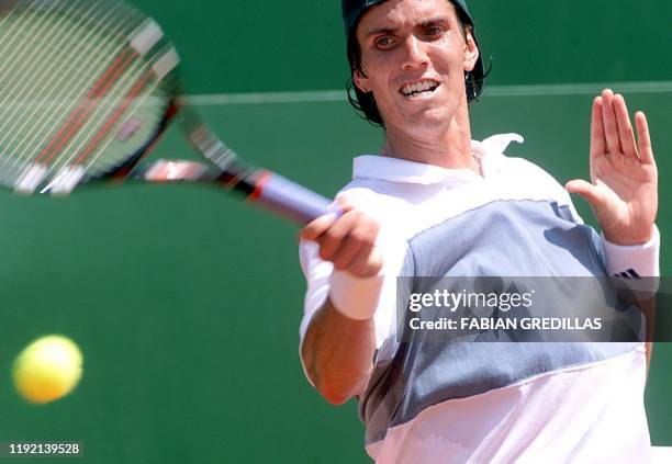 El tenista argentino Juan Chela devuelve la pelota el 10 de febrero de 2002, durante el partido frente a Andrew Ilie de Australia, en el marco del...