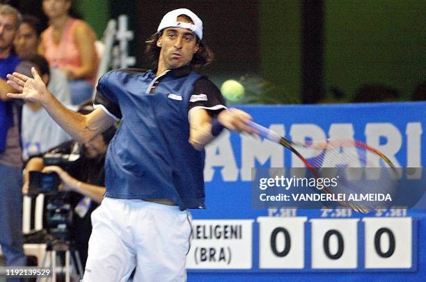 Brazilian tennis player Fernando Meligeni hits the ball in Rio de Janeiro, Brazil 05 January 2001. El brasileno Fernando Meligeni, devuelve la pelota...