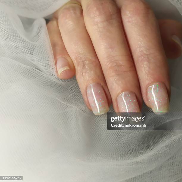 close-up of woman fingers with nail art manicure - schoonheidsspecialist natuur stockfoto's en -beelden