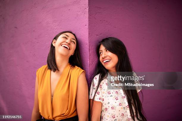 momentos felices - amistad femenina fotografías e imágenes de stock