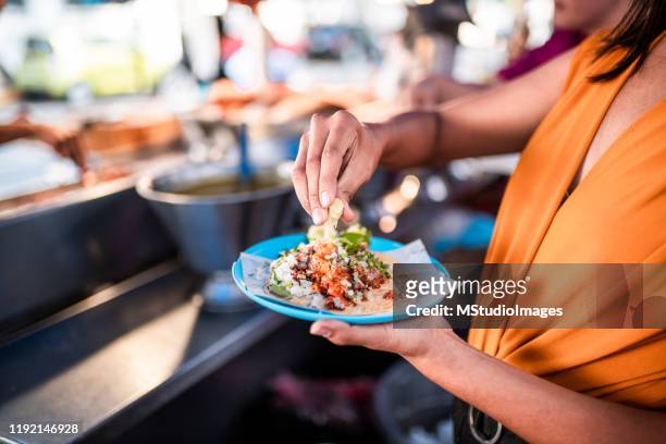 une alimentation saine est toujours bon choisir - taco photos et images de collection