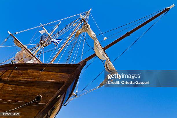 bow of a sailing ship from below - ships bow stock pictures, royalty-free photos & images