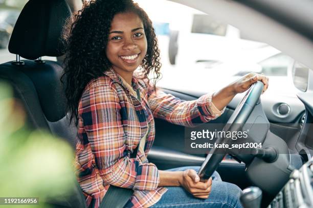 millennial driver - girls driving a car stock-fotos und bilder