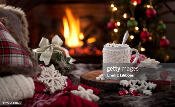 weihnachten gemütliche heiße schokolade vor dem kamin - soft drink stock-fotos und bilder