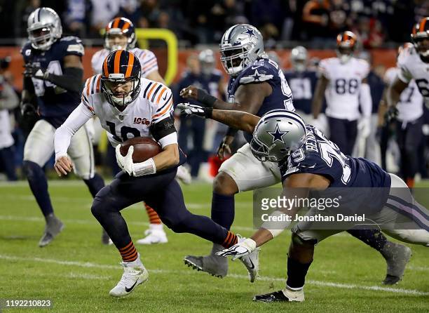 Quarterback Mitchell Trubisky of the Chicago Bears rushes for a touchdown over the defense of defensive end Michael Bennett of the Dallas Cowboys in...