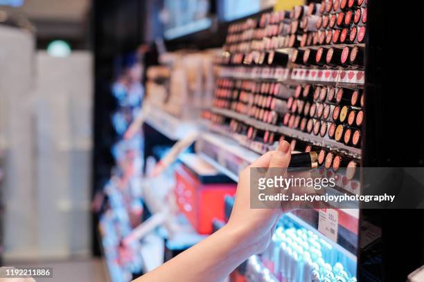 girl looking at make-up - magasin cosmétique photos et images de collection