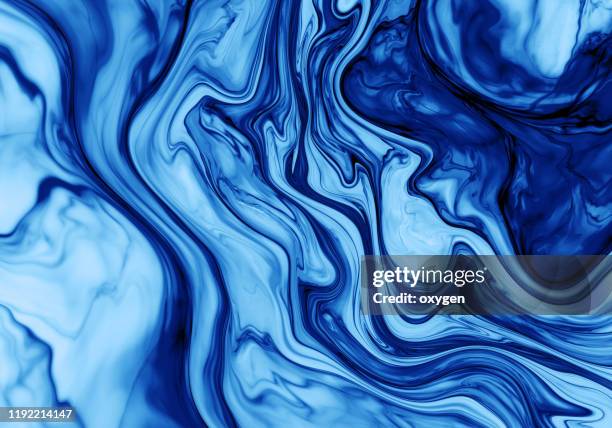 abstract classic blue marbled background, fluid paint art, wavy wallpaper, marbling texture, blue violet lines, artistic fashion backdrop, pattern abstract wave texture ebru effect ombre bright gradient - farben mischen stock-fotos und bilder