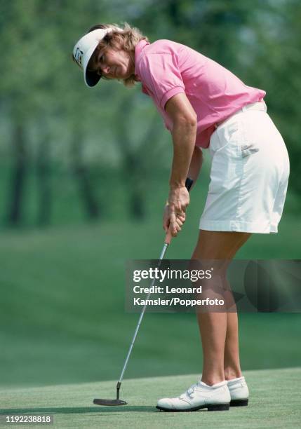 American golfer Beth Daniel putting, circa 1989.