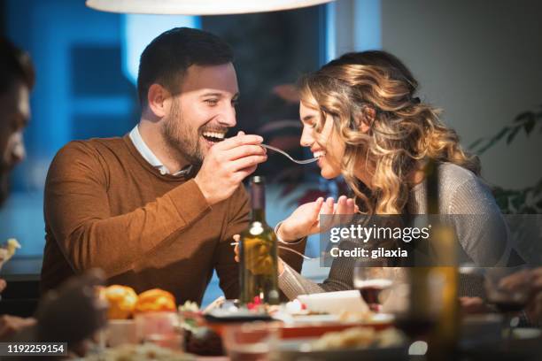 la famiglia cena di natale. - christmas couple foto e immagini stock