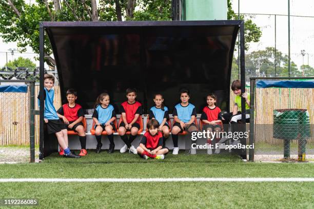 voetballers zittend op zijlijn bank - side lines stockfoto's en -beelden