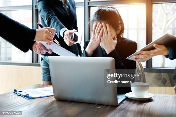 vrouwelijke kantoormedewerker met te veel taken op hetzelfde moment te nemen - high up stockfoto's en -beelden