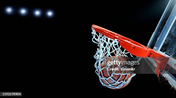 close-up van basketbal in hoepel - basketball hoop stockfoto's en -beelden