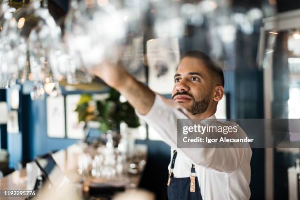 barista che organizza bicchieri da vino - setting the bar foto e immagini stock