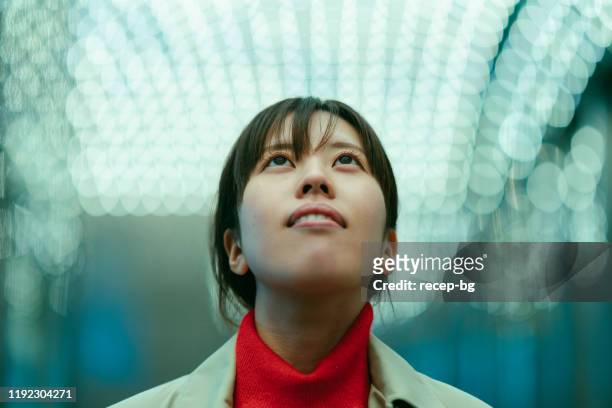 portret van jonge vrouw terwijl ik 's nachts omhoog kijk - japanese woman looking up stockfoto's en -beelden
