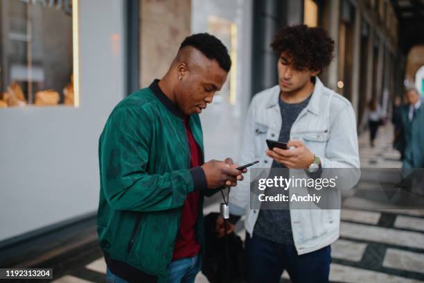 millennials auf der straße mit smartphone - chubby man shopping stock-fotos und bilder