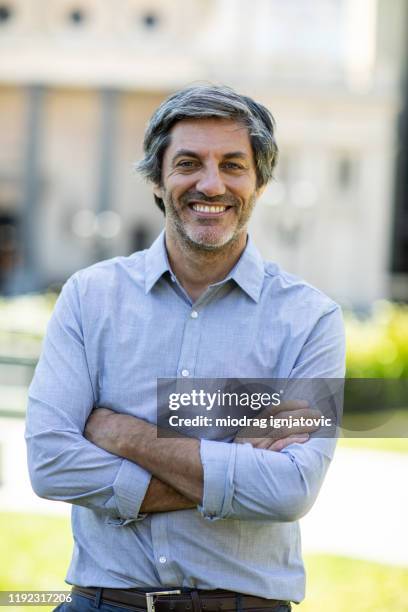 hij is knap zelfverzekerd zakenman - macho stockfoto's en -beelden