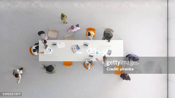 vue d'angle élevé des personnes au travail - vue en plongée verticale photos et images de collection