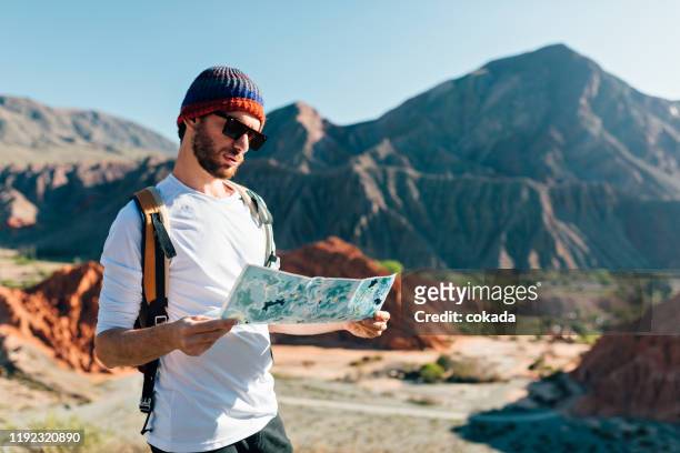junger mann erkundet die berge von purmamarca - jujuy - argentinien - provinz jujuy stock-fotos und bilder