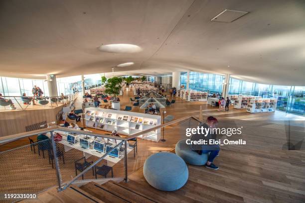 de mensen bevinden zich in de hedendaagse nationale bibliotheek van helsinki finland - finse cultuur stockfoto's en -beelden