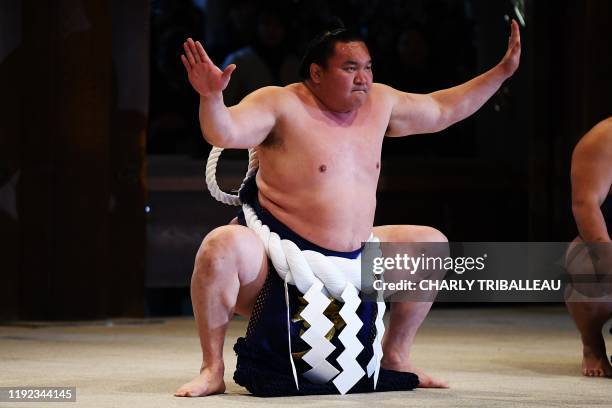 Mongolian-born grand sumo champion Yokozuna Kakuryu performs a kata News  Photo - Getty Images