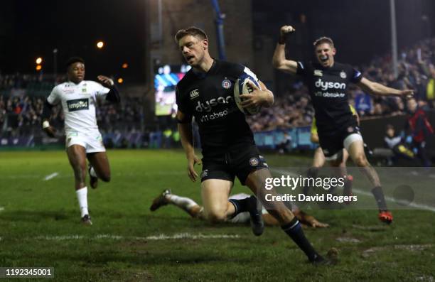 Rhys Priestland of Bath breaks clear to score the first try during the Heineken Champions Cup Round 3 match between Bath Rugby and ASM Clermont...