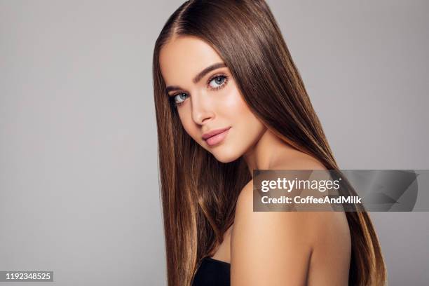beautiful woman with natural soft make-up - cabelo liso imagens imagens e fotografias de stock