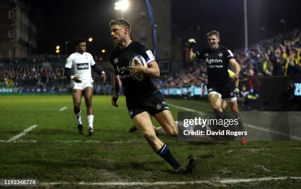 Rhys Priestland of Bath breaks clear to score the first try during the Heineken Champions Cup Round 3 match between Bath Rugby and ASM Clermont...