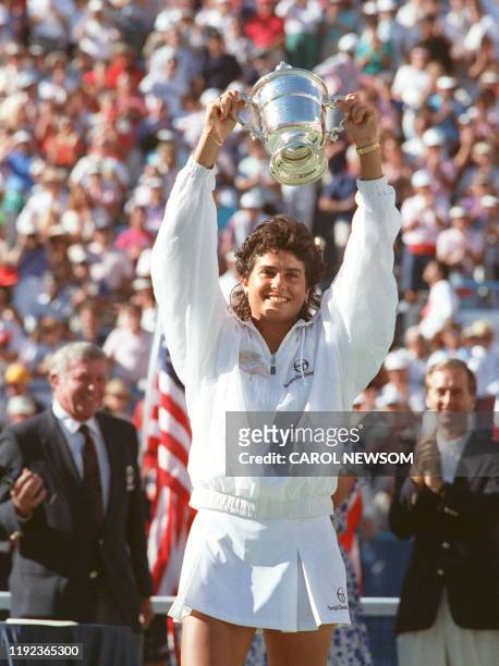 Argentinian tennis player Gabriela Sabatini holds the Winner's trophy after defeating German Steffi Graf here 8 september 1990 during the Women's US...