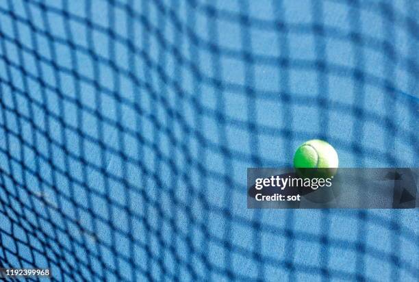 tennis balls on the court - tennis net stock pictures, royalty-free photos & images