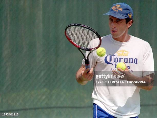 Mexican, Alejandro Hernandez, practices 03 February, 2000 on a court at the Costa Rica Country Club, located in the city of San Jose. El mexicano...
