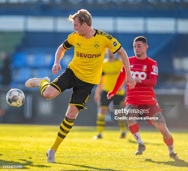 January 2020, Spain, Marbella/Provinz Malaga: Football: Test matches, Borussia Dortmund - Standard Liège at the Estadio Marbella. Dortmund's Julian...