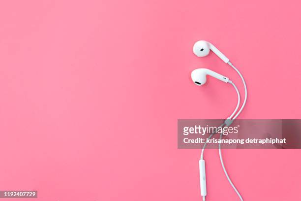 headphones on pink backgrounds. - headphones fotografías e imágenes de stock