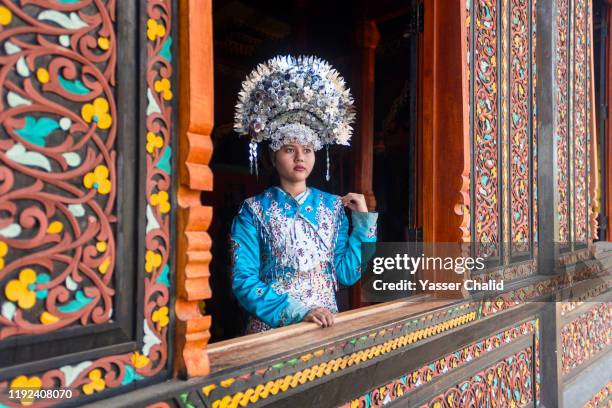 portrait girl in traditional dress - minangkabau photos et images de collection