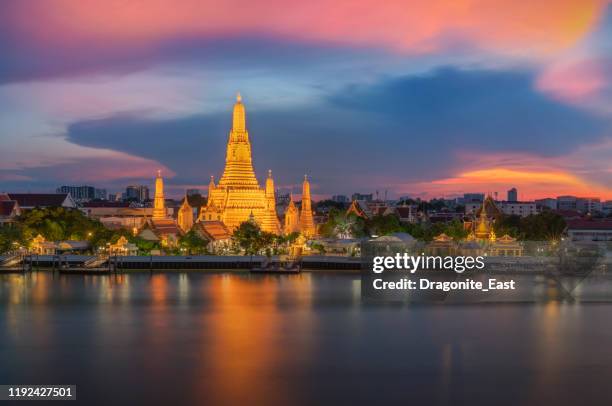 wat arun landmark in bangkok city, thailand - bangkok imagens e fotografias de stock