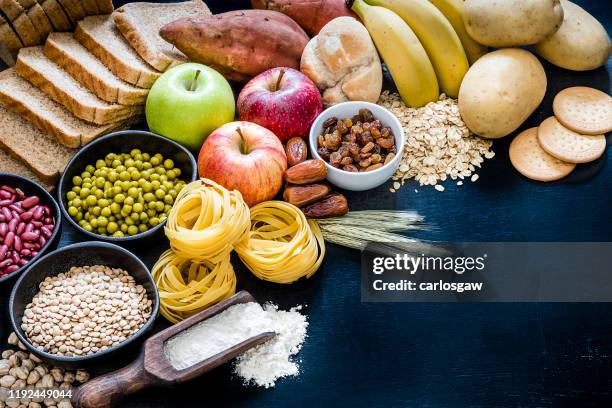 grupo de alimentos ricos en carbohidratos - carbohidrato fotografías e imágenes de stock