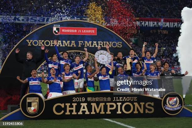 Players of Yokohama F.Marinos celebrate with the trophy after the J.League J1 match between Yokohama F.Marinos and FC Tokyo at Nissan Stadium on...